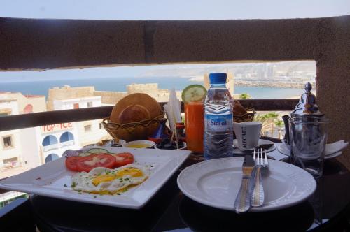 萨菲里亚德阿斯夫酒店的一张桌子,上面放着一盘食物,享有城市美景
