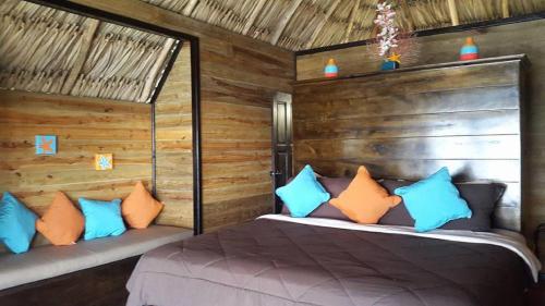 Lina Point Belize Overwater Resort客房内的一张或多张床位