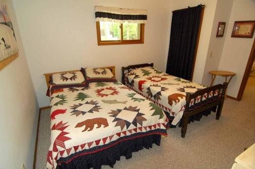 NamekagonRanch-Style Seidls Home的一间卧室设有两张床和窗户。