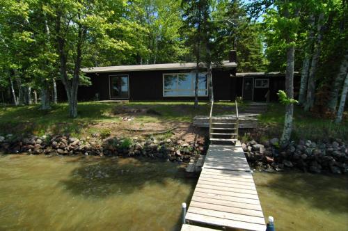 NamekagonRanch-Style Seidls Home的水边的房屋,设有木甲板