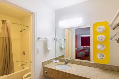 劳顿劳顿6号汽车旅馆的一间带水槽和镜子的浴室