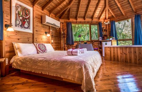 埃米瑞姆树林中的Spa - 阿米灵住宿加早餐旅馆的小木屋内一间卧室,配有一张床