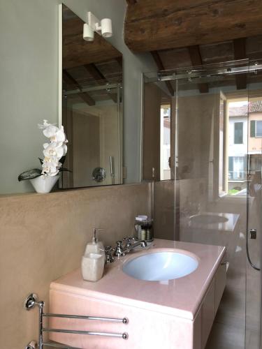 拉文纳Le Case Di San Vitale Easy的一间带水槽和镜子的浴室