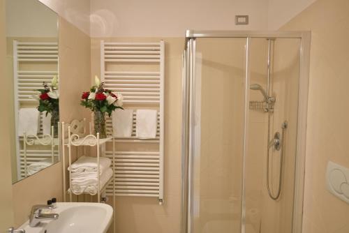 佛罗伦萨佛罗伦萨酒店的带淋浴和盥洗盆的浴室