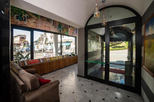蒙蒂菲阿斯科尼意大利伦巴第酒店的带沙发和玻璃门的客厅