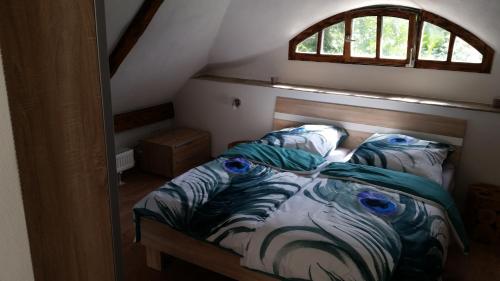 韦斯特尔斯特德Ferienwohnung Kaminzimmer的一间卧室配有蓝色眼睛的床