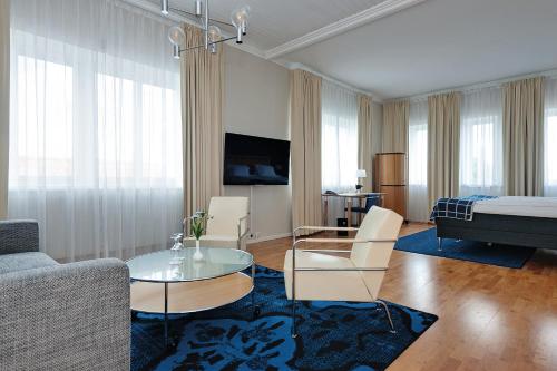 韦克舍韦克舍城镇精英酒店的客厅配有沙发和桌子
