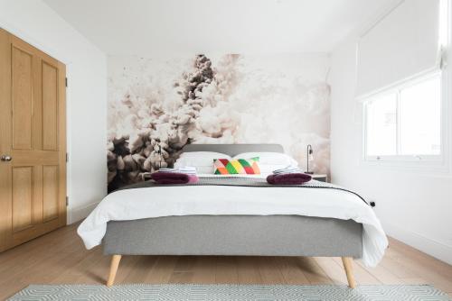 牛津The Old Tailor House - Charming 4BDR Home的卧室配有白色墙壁的床