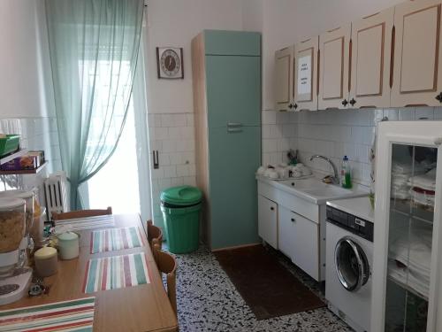 巴里I due Baroni - fronte Campus的厨房配有水槽和洗衣机