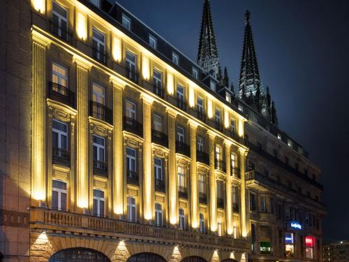 科隆恩斯特·艾玛·多姆伊克赛尔瑟酒店的一座在晚上有灯的大建筑