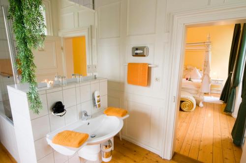 GedernSchlossHOTELGedern的白色的浴室设有水槽和镜子