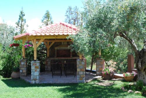 利迈纳里亚Family house Emerald的庭院内带壁炉的凉亭