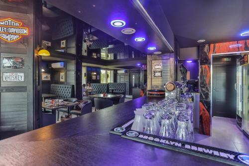 斯文托伊Resort Hotel Elija的一条有一排空伏特加瓶子的酒吧