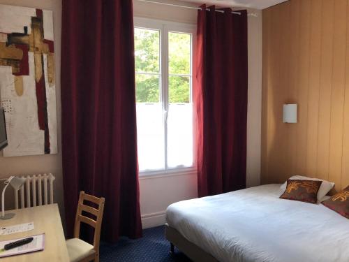 讷韦尔公园别墅酒店的一间卧室配有床和红色窗帘的窗户
