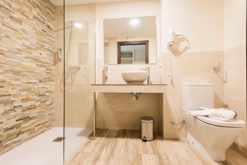 阿尔巴拉辛Hotel Atiana的一间带卫生间和水槽的浴室