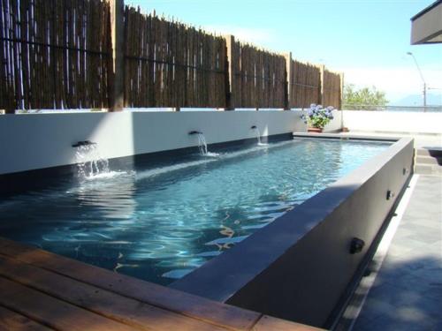 比亚里卡特拉兹套房酒店的一个带木栅栏的大型游泳池