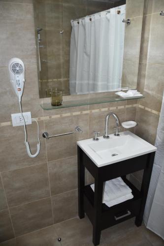 布宜诺斯艾利斯M&M San Telmo的一间带水槽和淋浴的浴室