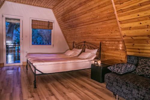 毛科Jázmin Weekend House的一间卧室配有一张床和一个沙发