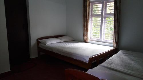SomvārpetStaySimple Spicefarm的小房间设有两张床和窗户