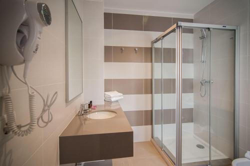 哈维亚哈维阿酒店的带淋浴和盥洗盆的浴室