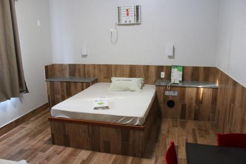卡希亚斯公爵城Hotel Palmeiras Ltda的一间医院,在木房里设有一张床