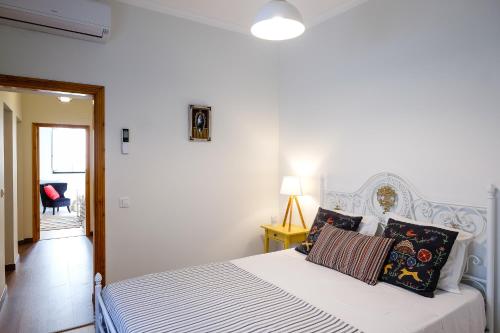 塔维拉Casa Séqua的白色卧室配有白色的床和枕头