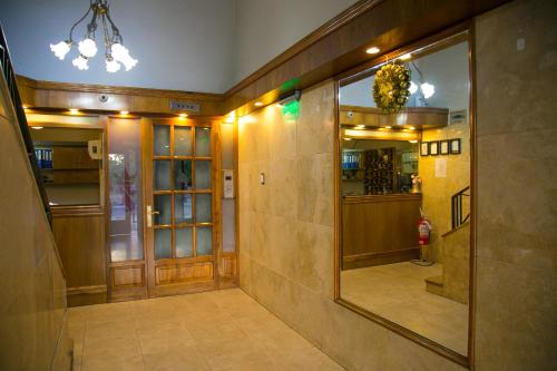 圣胡安塞尔比酒店 的建筑墙上带镜子的走廊