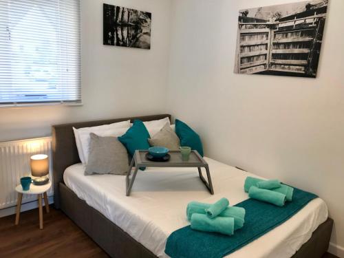 斯特劳德Upper Highview - Self Catering Apartment, fpventures Stroud的一间卧室配有一张桌子和一张床铺