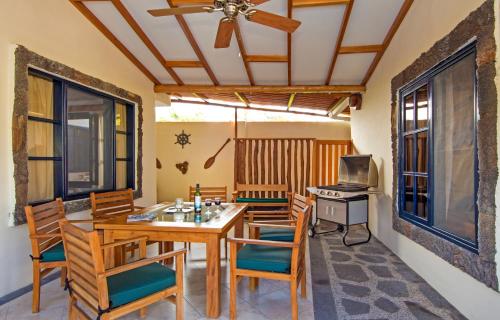 阿约拉港加拉帕戈斯度假屋的一间带桌椅的用餐室