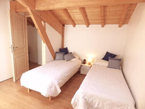 圣皮索内维尔Ihi-Toki的配有木天花板的客房设有两张床。