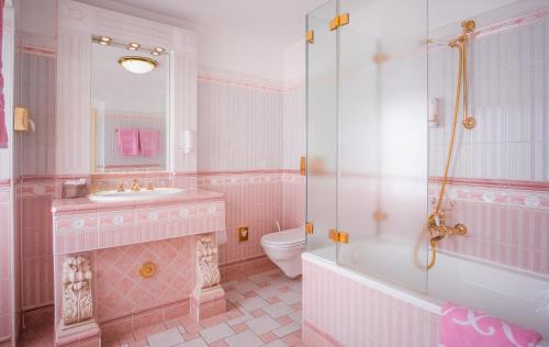 维也纳罗马大帝城堡酒店的粉红色的浴室设有水槽和卫生间