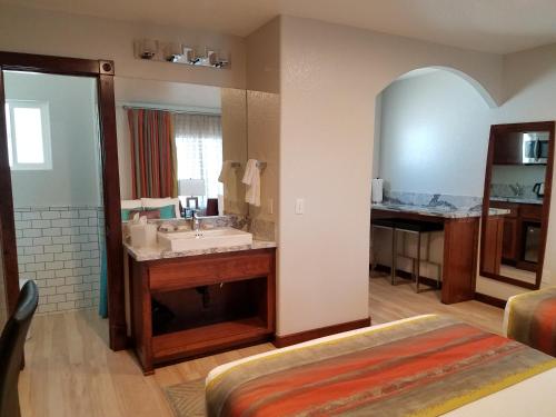 Shoshone肖肖尼汽车旅馆的一间带水槽和大镜子的浴室