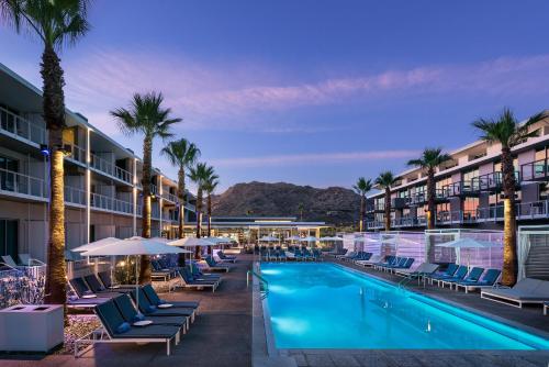 斯科茨Mountain Shadows Resort Scottsdale的一个带躺椅的游泳池,棕榈树
