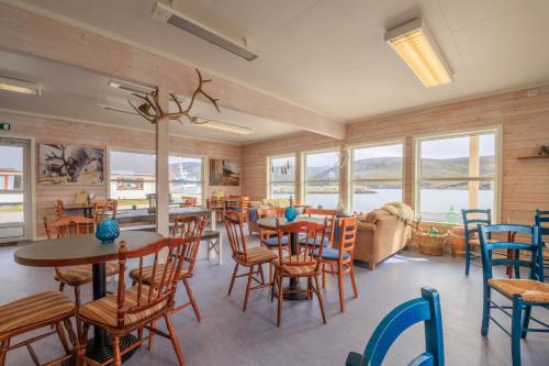 SkarsvågSeaside cabin Skarsvåg的配有桌椅和沙发的房间