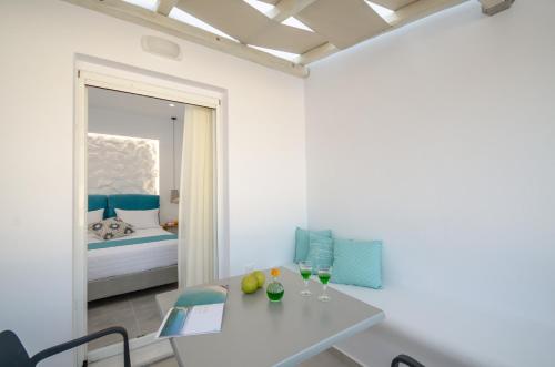 纳克索乔拉3 Wishes的白色的客房配有桌子和床。