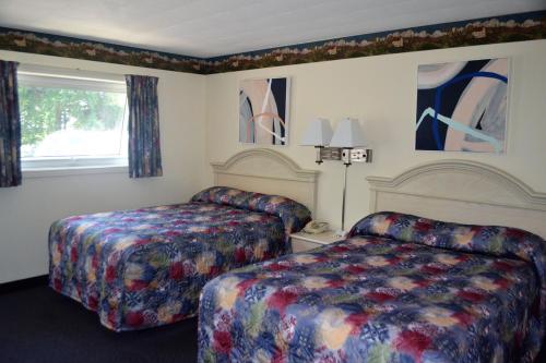 斯特拉特福郊区汽车旅馆 客房内的一张或多张床位