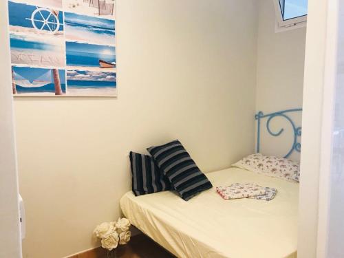 阿罗纳维罗妮卡公寓的小卧室配有带2个枕头的床
