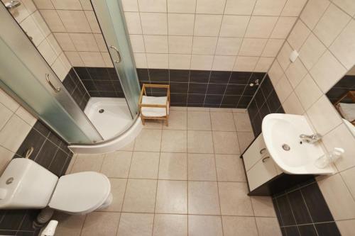 库瑞尼卡慕斯卡Apartamenty Międzymorzem的浴室配有卫生间、盥洗盆和浴缸。