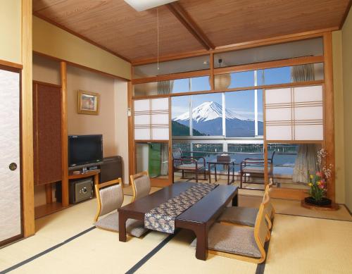 富士河口湖新世纪酒店的山景客厅