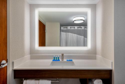 教堂山教堂山智选假日酒店的浴室设有白色水槽和镜子