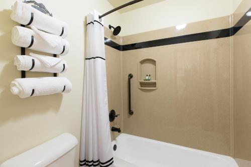 西黄石侧风宾馆的带淋浴、卫生间和毛巾的浴室