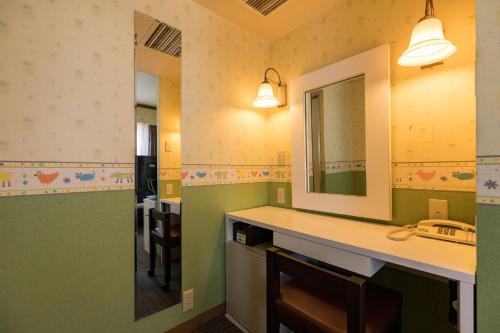 Izumi出水国际酒店的一间带水槽和镜子的浴室