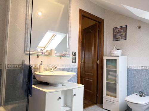 里瓦德奥Apartamento Apega的一间带水槽和卫生间的浴室