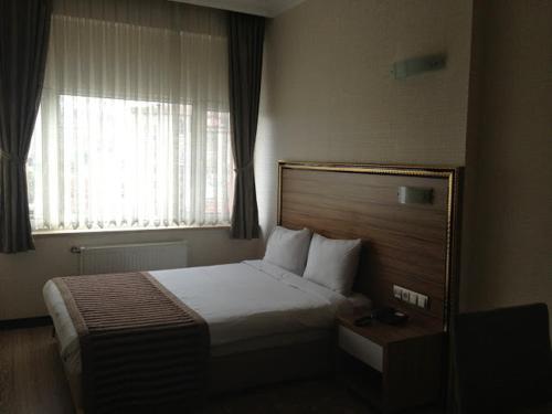 开塞利步云可酒店的酒店客房设有床和窗户。