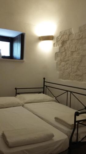 马丁纳弗兰卡Dimora nei Trulli的卧室内两张并排的床