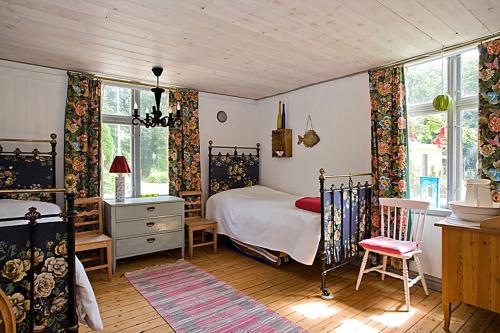 SlöingeBerte Bed&Breakfast的卧室配有一张床、一张书桌和窗户。