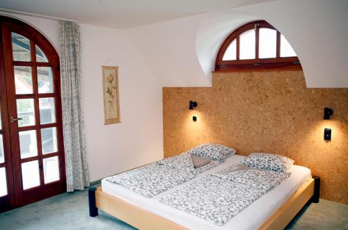 西格利盖特The Pearl of Balaton的一间卧室设有一张床和一个窗口