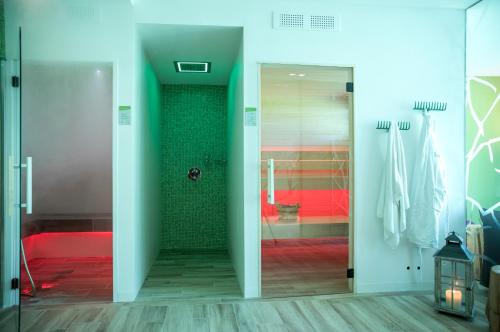 卡尔切拉尼卡阿拉戈能源酒店的浴室设有通往淋浴的玻璃门