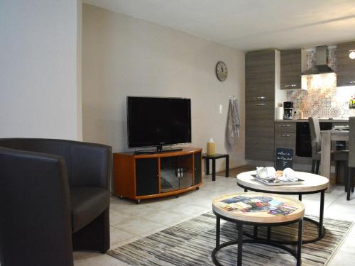 特鲁瓦蓬Comfortable apartment with terrace的客厅配有台面上的平面电视