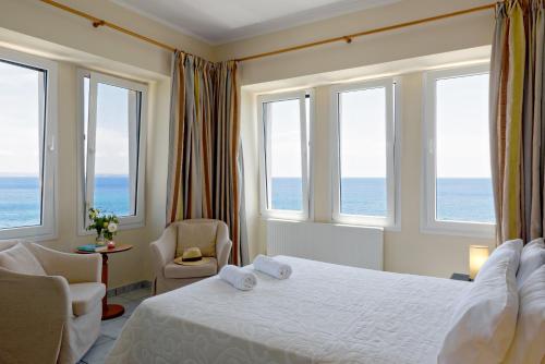 MonoliaSea Breeze Apartments Chios的一间卧室设有一张床和海景窗户。